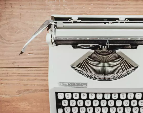 Online freelance journalism course typewriter on table